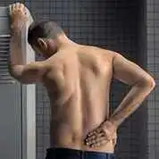 Mal de dos position debout